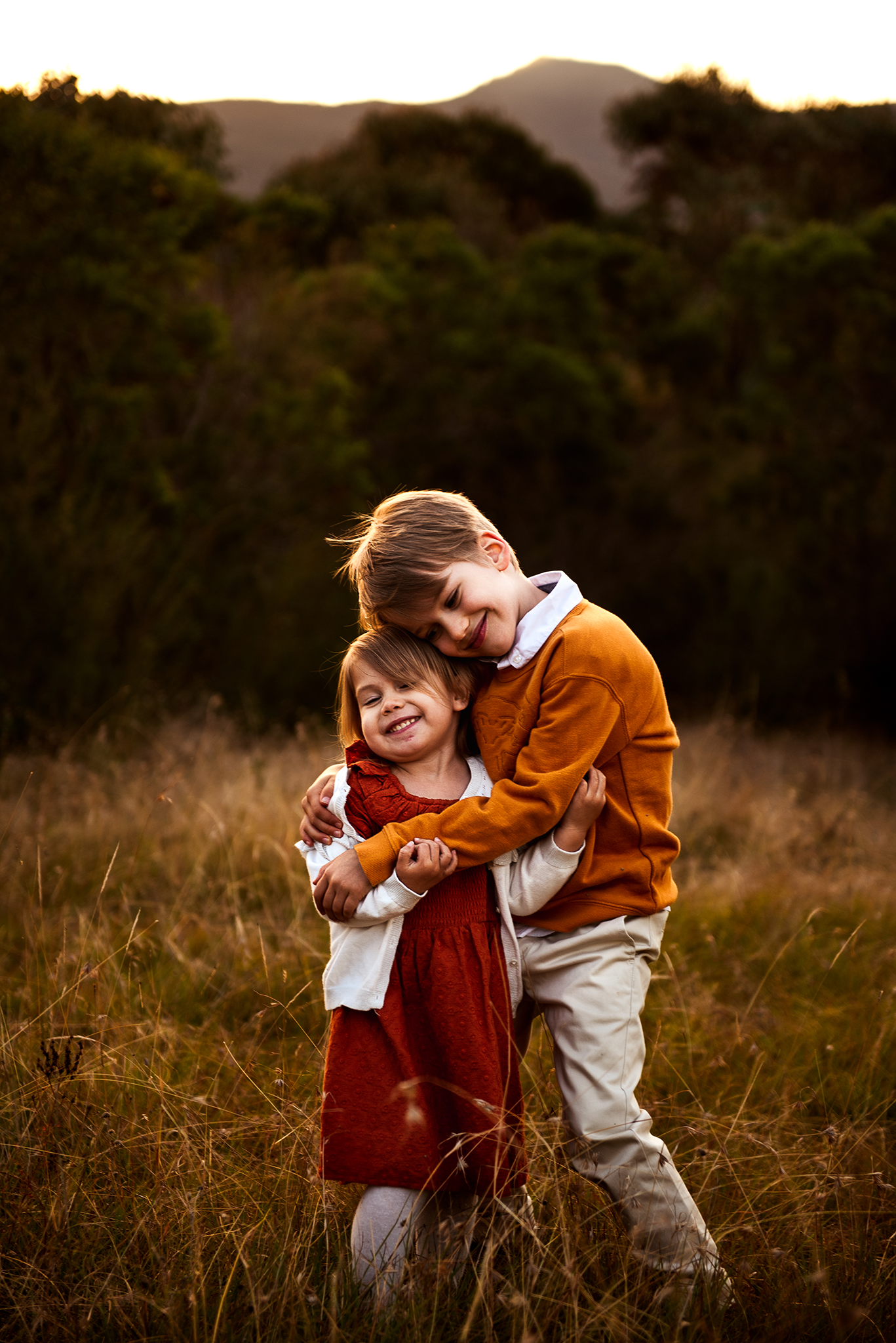 canberra family photographer siblings cuddling