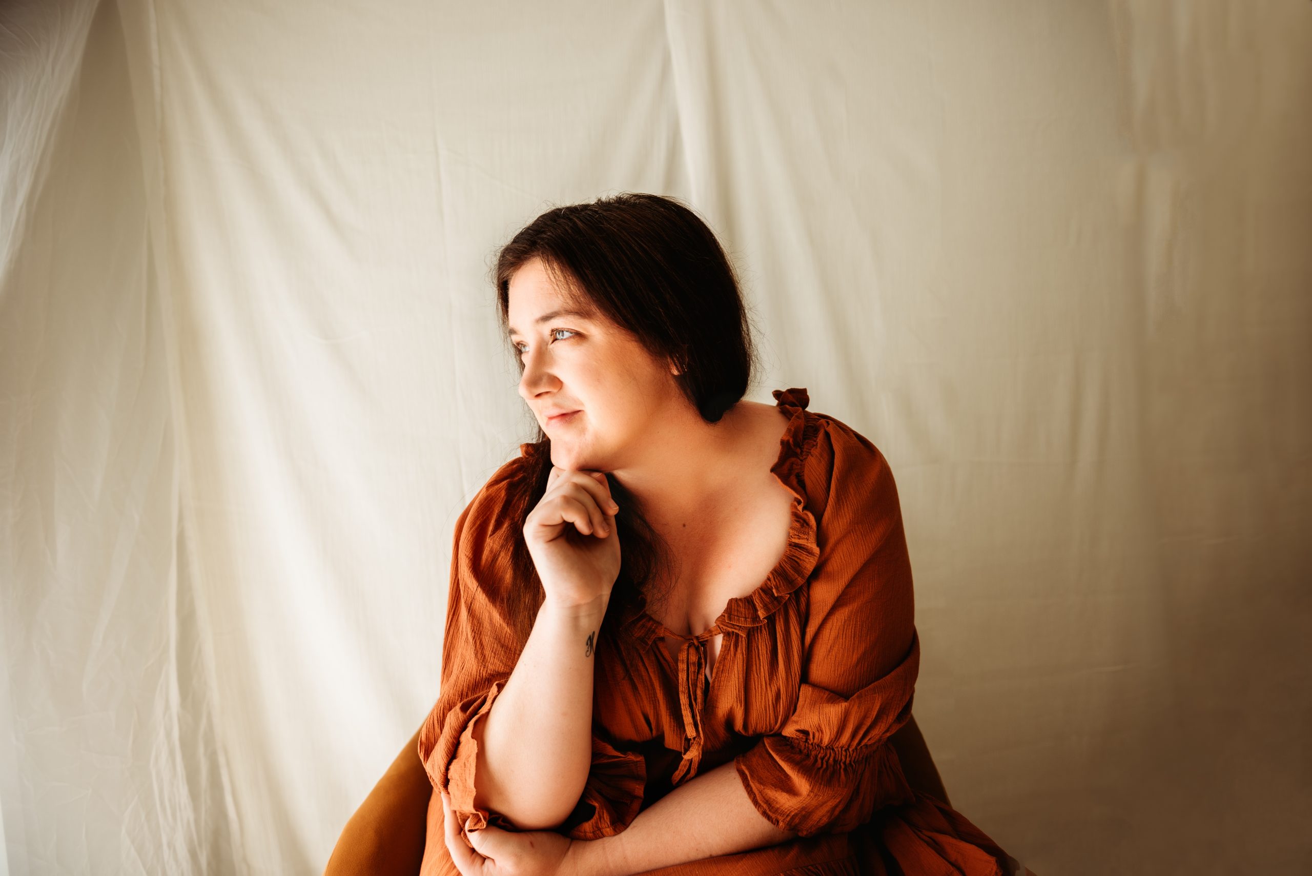 M&H--8 canberra newborn photographer expecting mum and dad cuddling