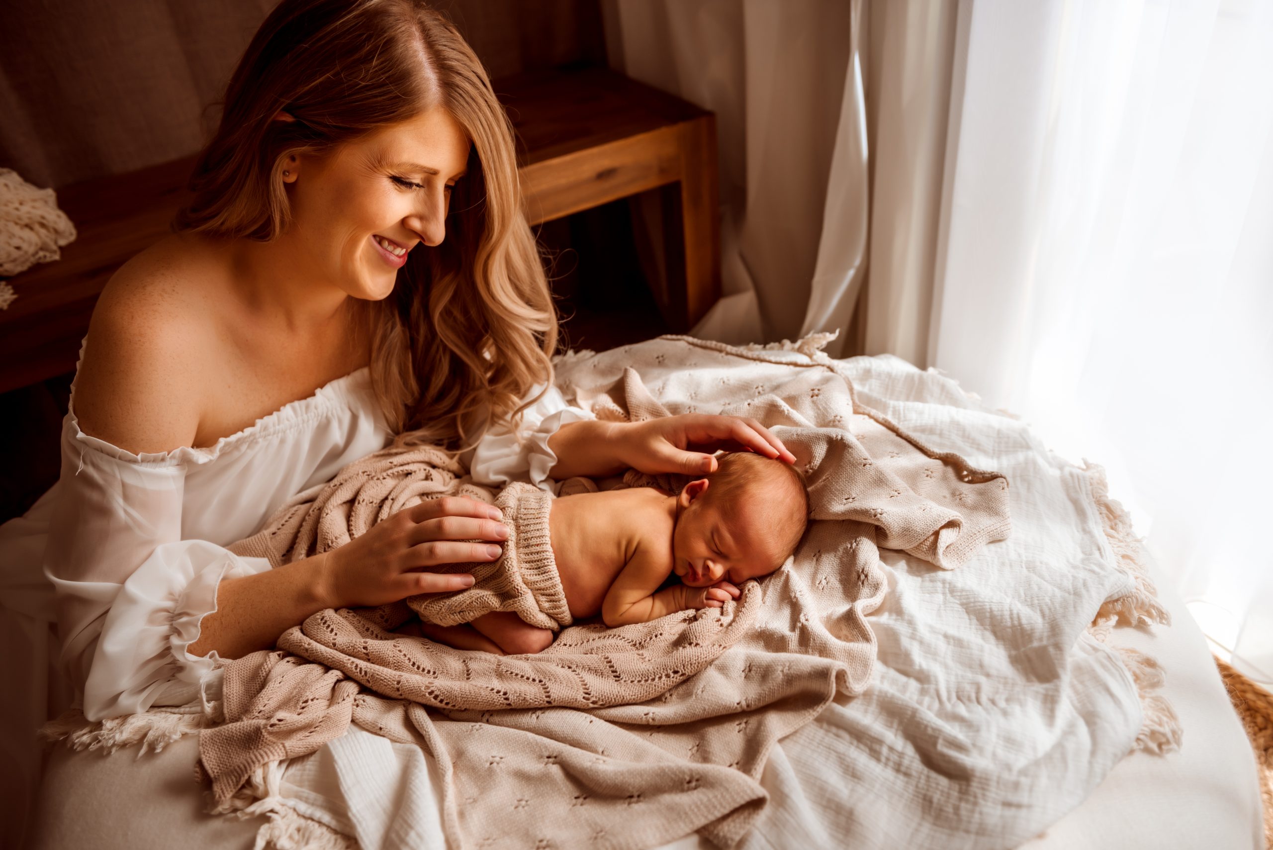 main-banner canberra maternity photographer expecting mum and dad cuddling